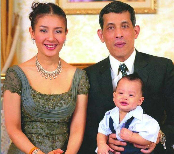十世挺著肚子要生了(泰王拉瑪十世)