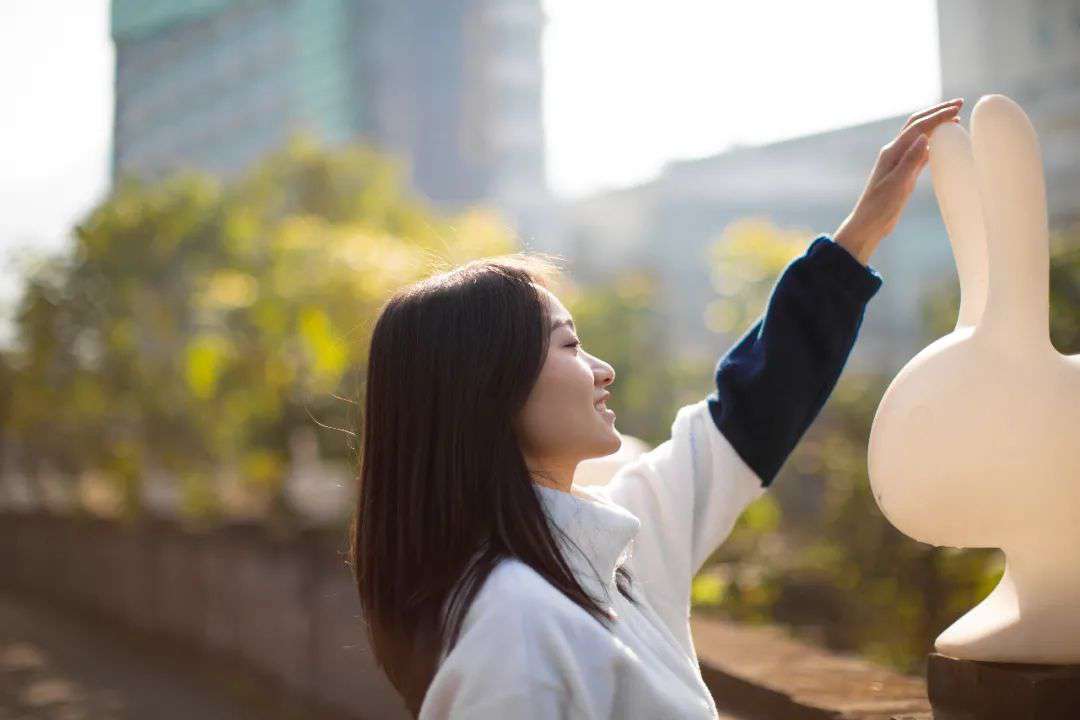 f1.8和f2.4光圈哪個(gè)好(適合拍人像的鏡頭)