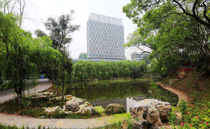 是211大學，全國排名37，能培養公費師范生，西南大學值得報考