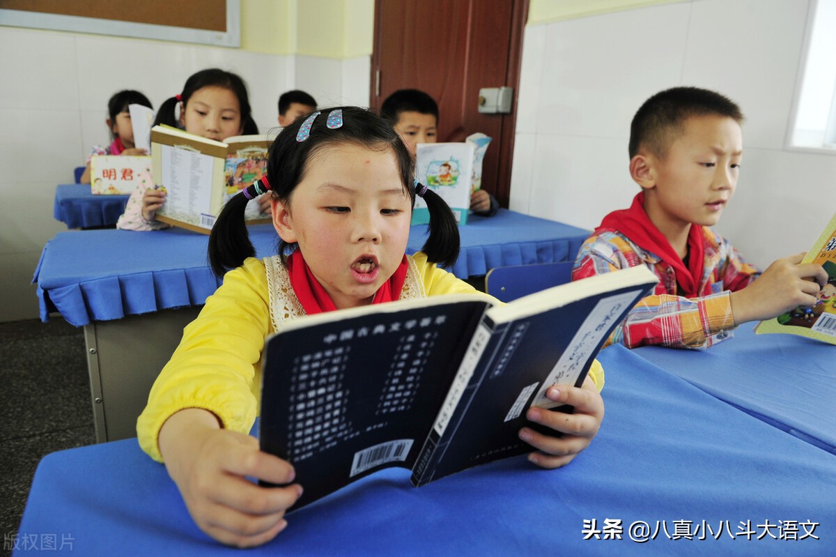 奇怪地什么填合適詞語