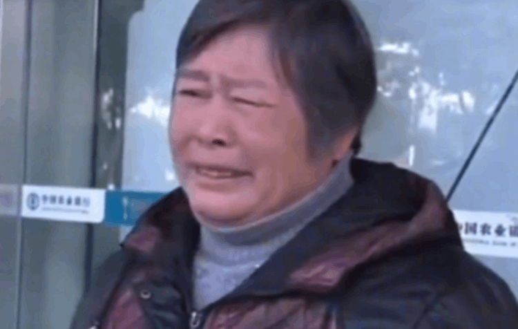大媽偷走銀行5個(gè)億是真的嗎(浙江女商人聯(lián)合銀行內(nèi)鬼暗箱操作)