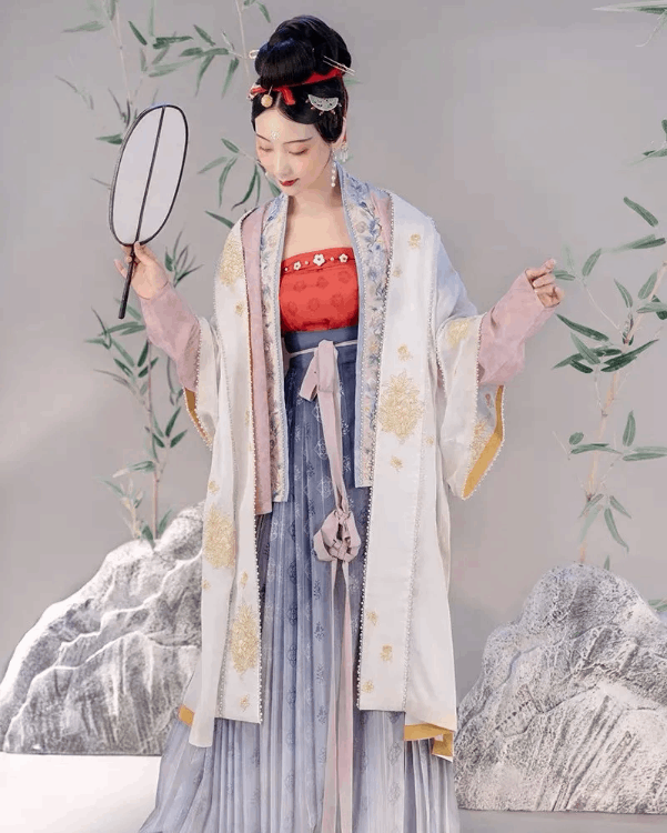 jk裙子里面是什么樣的(裙子下擺開叉)