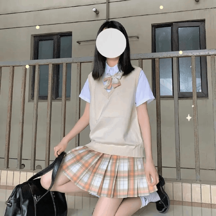 jk裙子里面是什么樣的(裙子下擺開叉)