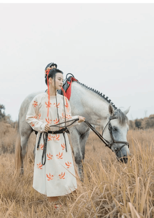 jk裙子里面是什么樣的(裙子下擺開叉)