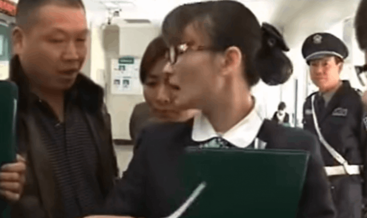 大媽偷走銀行5個(gè)億是真的嗎(浙江女商人聯(lián)合銀行內(nèi)鬼暗箱操作)
