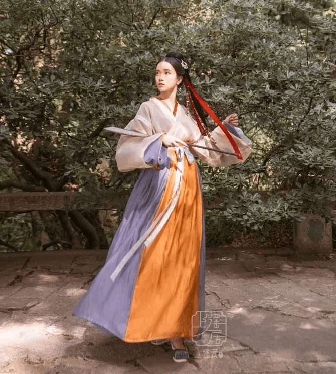 jk裙子里面是什么樣的(裙子下擺開叉)