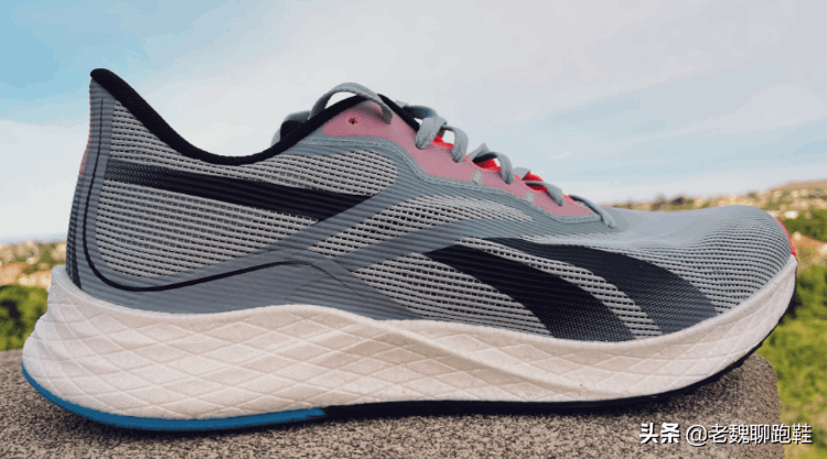 什么鞋子質(zhì)量好耐穿又便宜(最耐穿的運(yùn)動(dòng)鞋品牌)