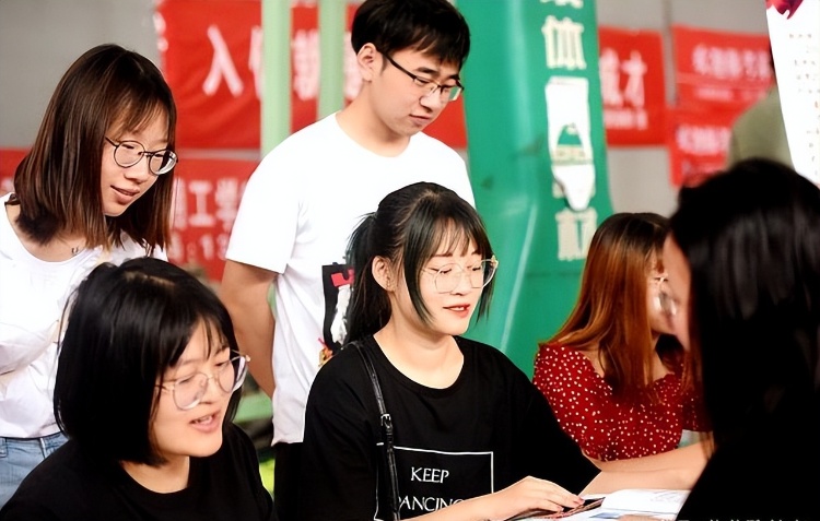 女生最吃香的十大專業(薪資高待遇優,適合女生)