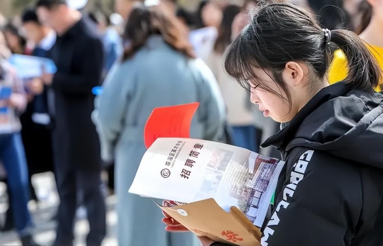 女生最吃香的十大專業(薪資高待遇優,適合女生)