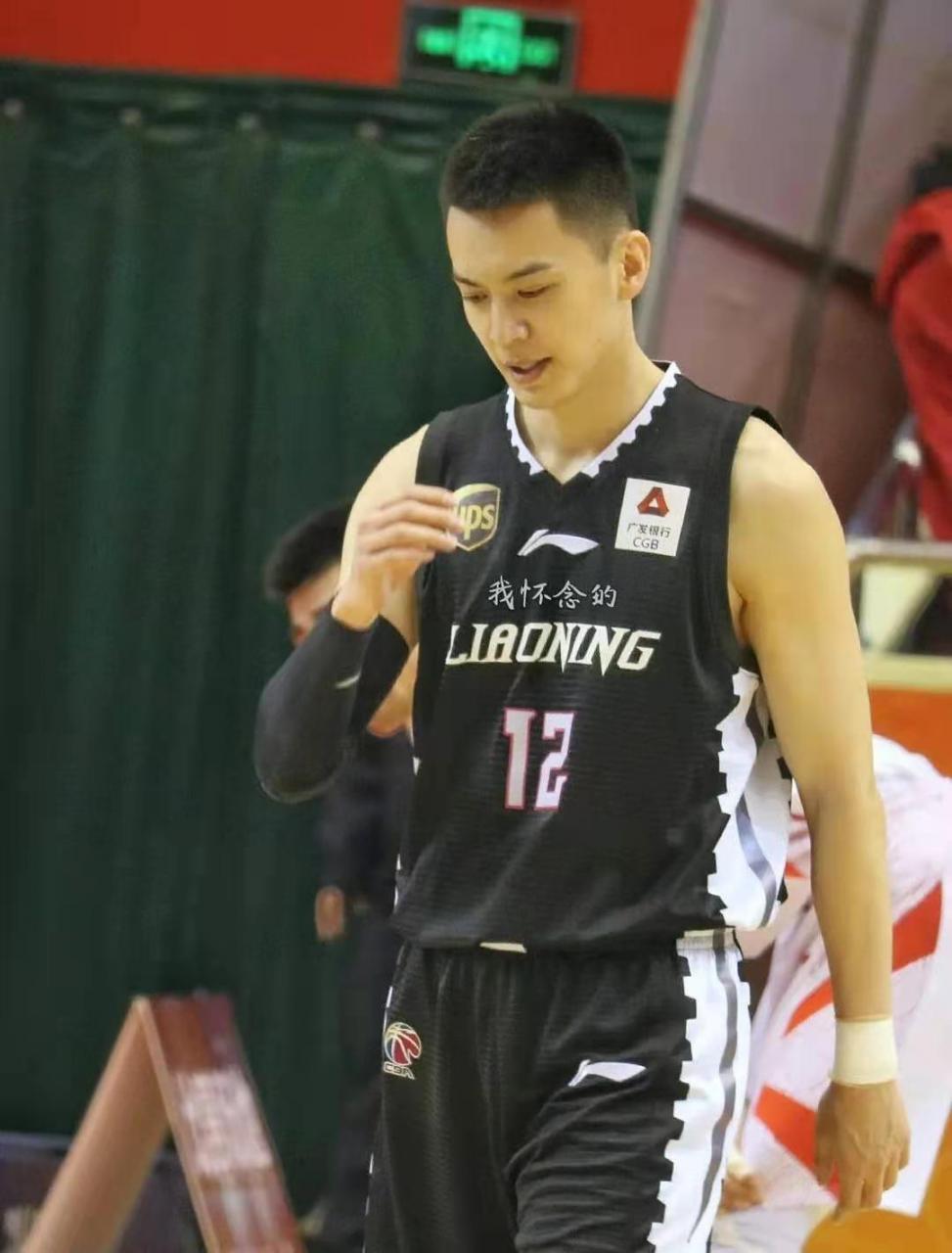 楊鳴為什么和唐佳良結婚(CBA教練楊鳴小三怒撕原配)