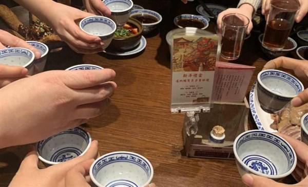 為什么喝酒秒臉紅(為什么突然喝酒就臉紅了)