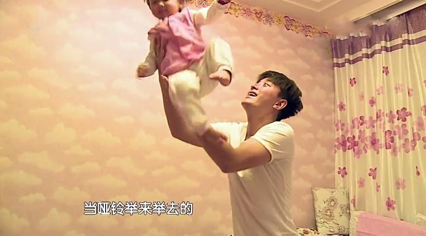 為什么甜馨家里在地板上鋪泡沫墊