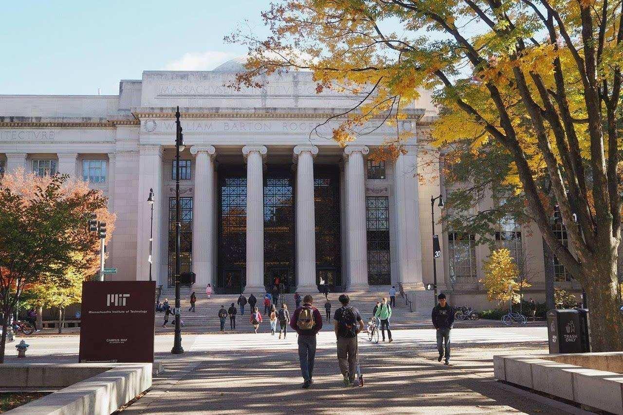 董建成簡(jiǎn)歷(香港董建成個(gè)人資料簡(jiǎn)介)