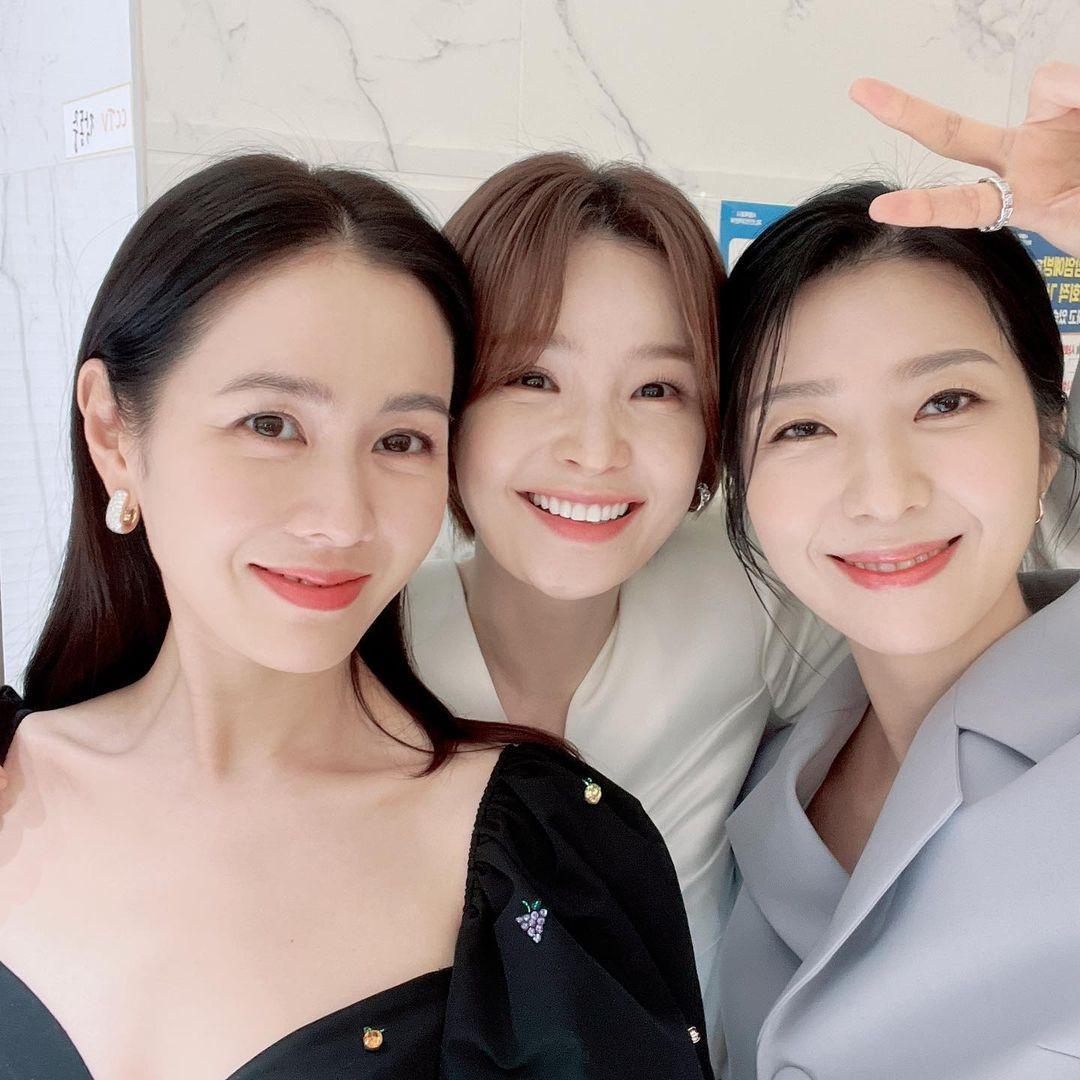 韓劇女主和財(cái)閥兒媳婦的一樣(女主是財(cái)閥并且腹黑的韓劇)