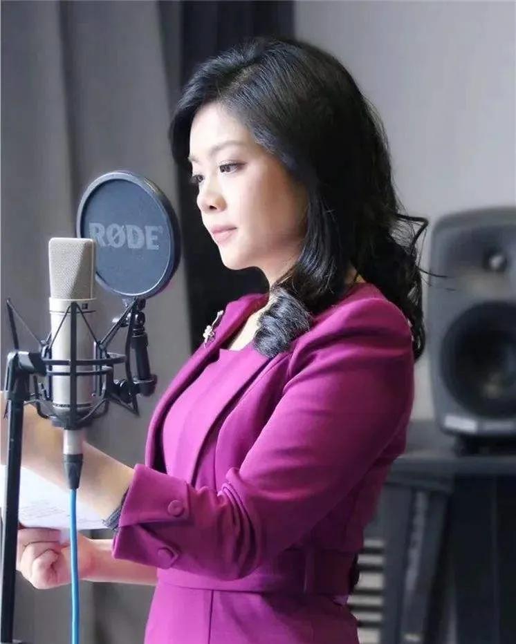 東方衛視新聞主持人名單表(東方衛視主播雷小雪年齡)