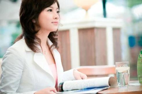 東方衛視新聞主持人名單表(東方衛視主播雷小雪年齡)