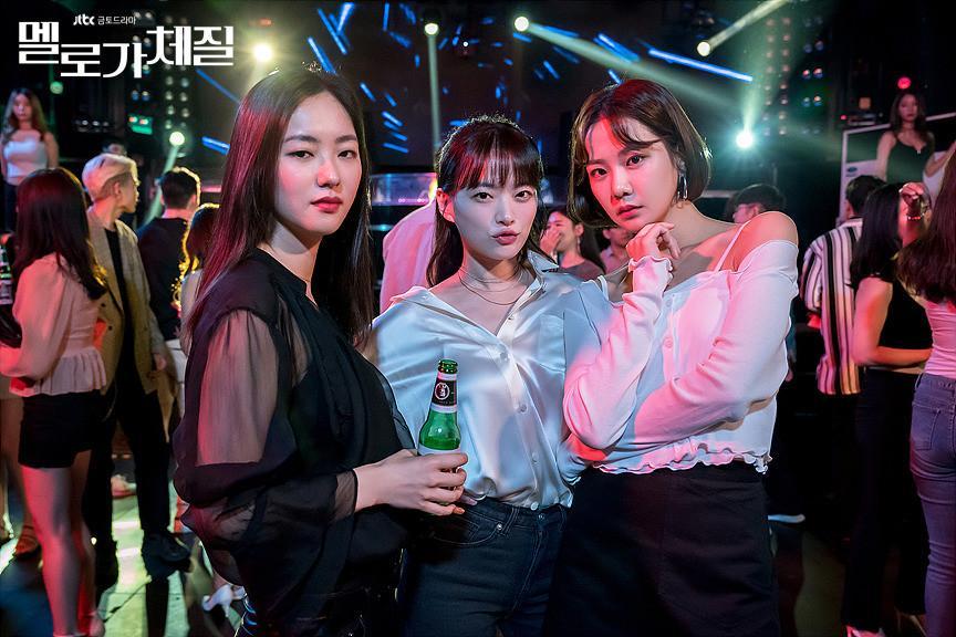 韓劇女主和財(cái)閥兒媳婦的一樣(女主是財(cái)閥并且腹黑的韓劇)