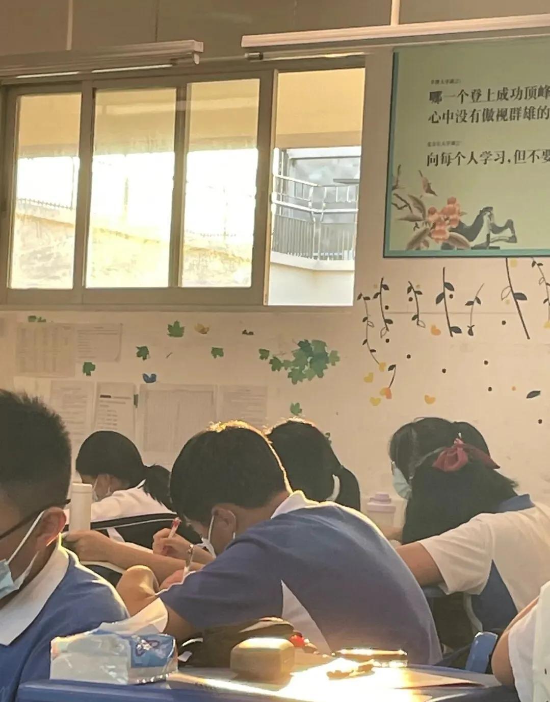 孩子網(wǎng)戀怎么辦(初中孩子網(wǎng)戀四種教育方式)
