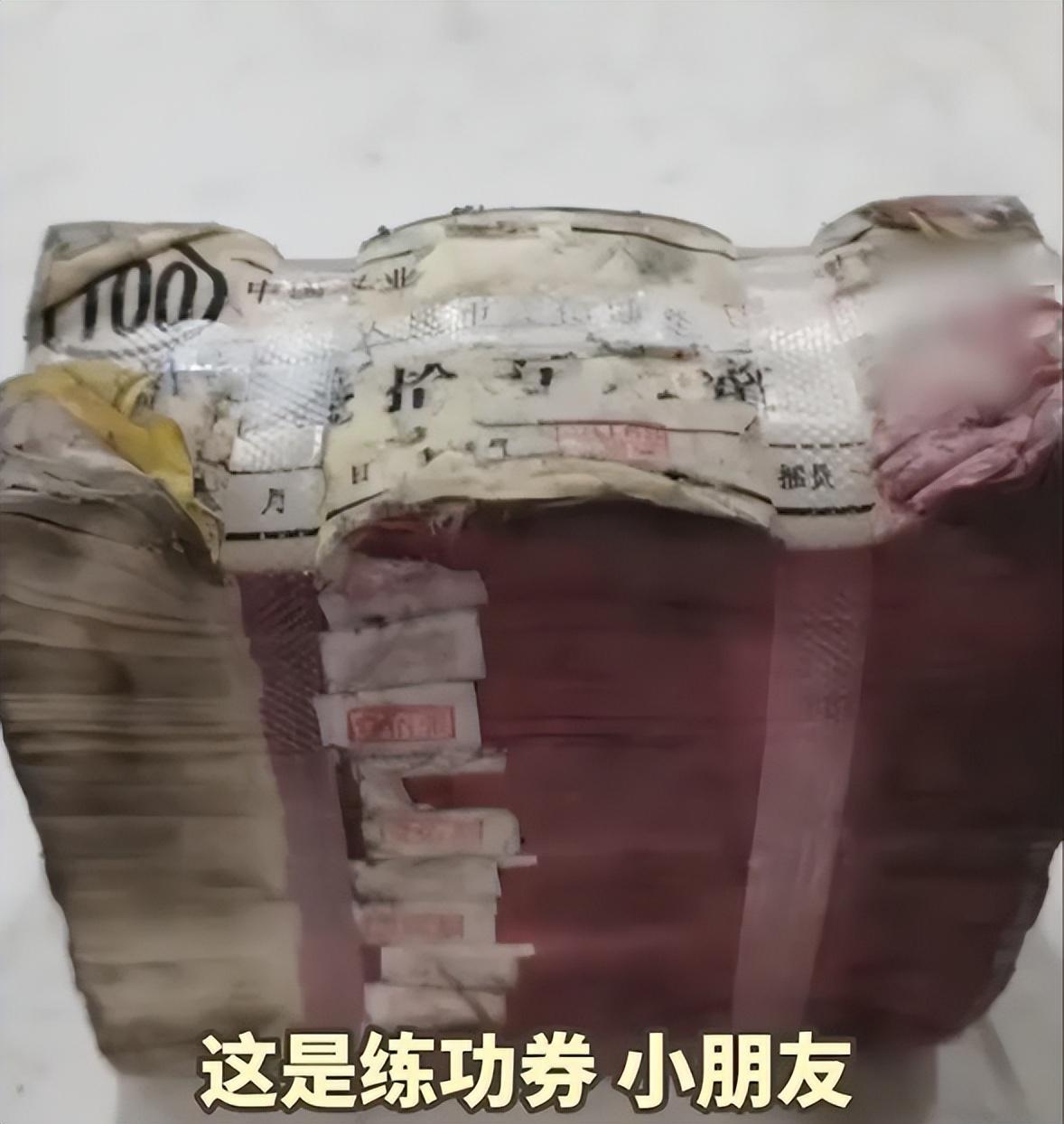 小學生撿到“十萬元”組團交派出所（小學生撿到練功券教給警察）